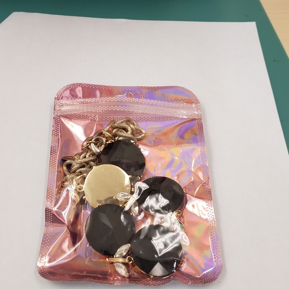 White House Black Market, signed, brushed gold tone glass black jewel necklace - Picture 10 of 10